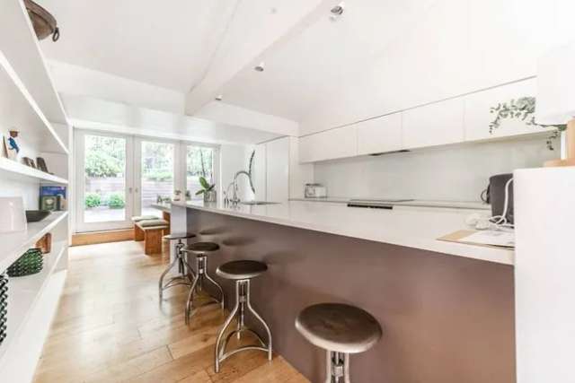 2 Bedroom Maisonette with Terrace Near Kensington High Street and Hyde Park