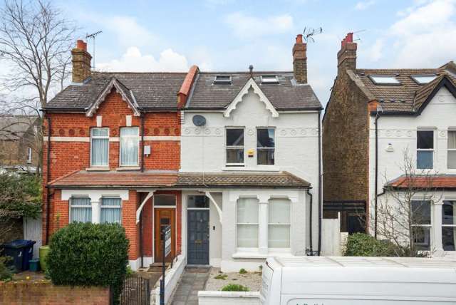 Semi-Detached House for sale with 4 bedrooms, Arlington Road, London