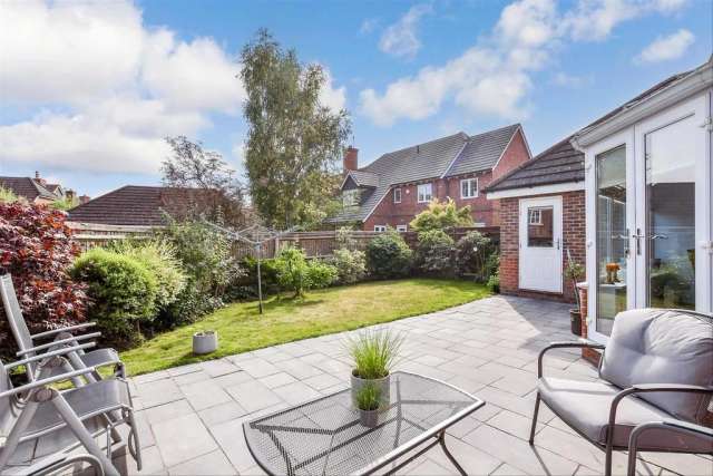 Spacious Semi-Detached House with Conservatory, Garage and Garden