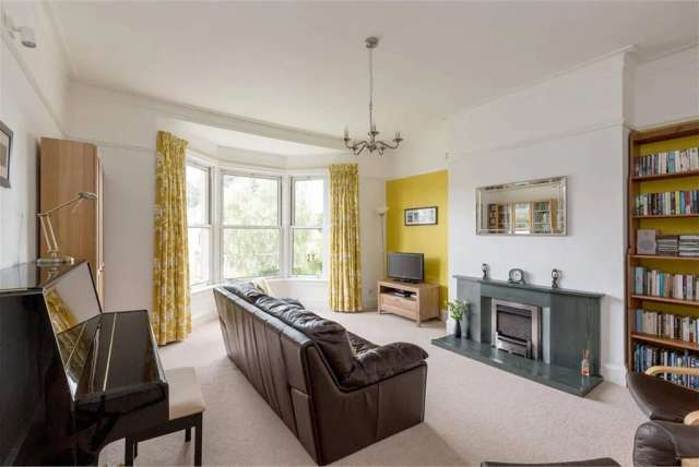 4 Bed Flat - Upper with 1 Reception Room