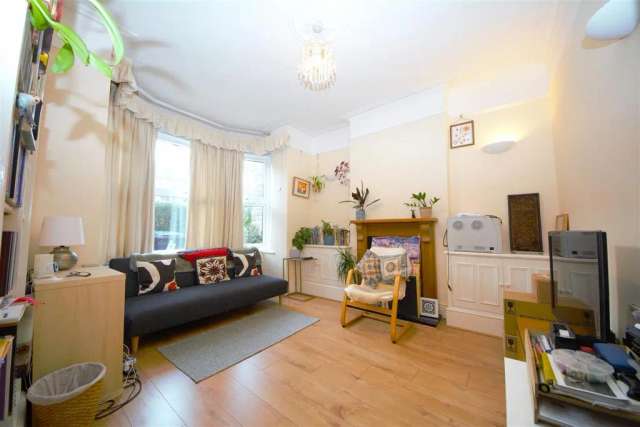 Charming Ground Floor Maisonette with Garden and Double Glazing