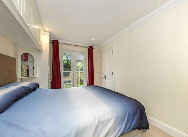 Flat For Sale in Borough of Spelthorne, England