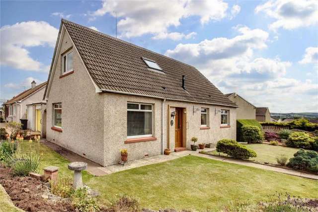 5 Bed House - Detached with 1 Reception Room