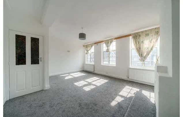 Rent 2 bedroom flat in London