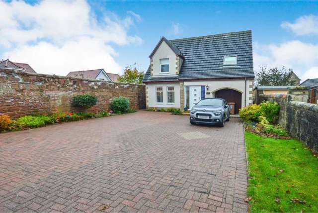 3 Bed House - Detached with 3 Reception Rooms