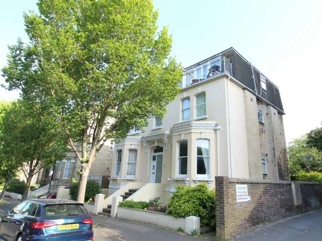 Flat For Rent in Hove, England