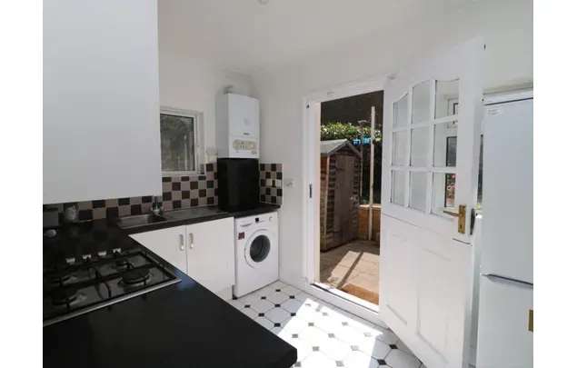 Rent 2 bedroom flat in London