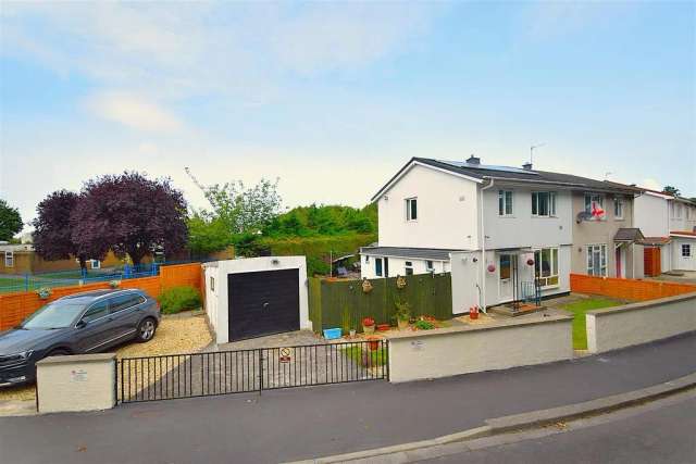 3 bedroom semi-detached house for sale