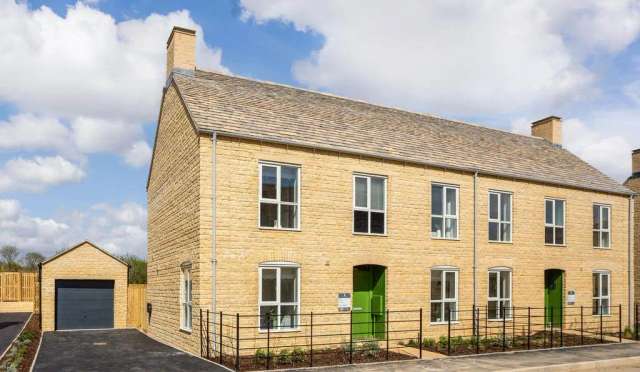 4 Bedroom Home with Driveway, Garage and Private Garden in Cirencester