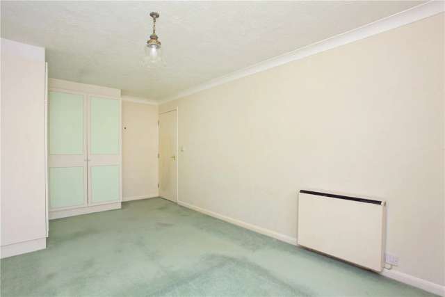 Spacious Retirement Apartment in Desirable Canterbury Location