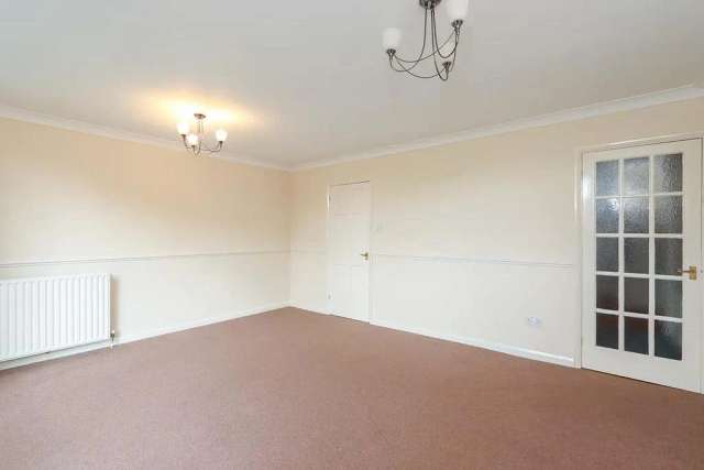 3 Bed Ground Floor Apartment in Ranmoor - Close to Amenities & Transport