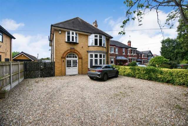 4 bedroom detached house for sale