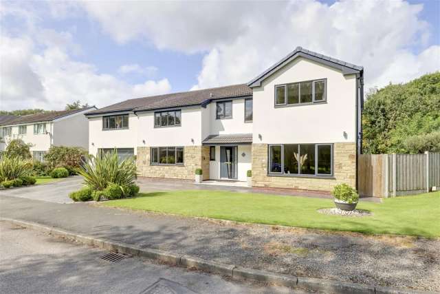 Detached House for sale with 6 bedrooms, Meadow Park, Irwell Vale