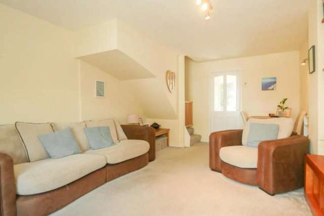 Charming End Terrace House with Garage and Garden Ideal for Families and Couples