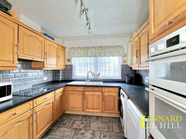 4 Bedroom House with Double Garage and Lovely Garden, Near River and Station