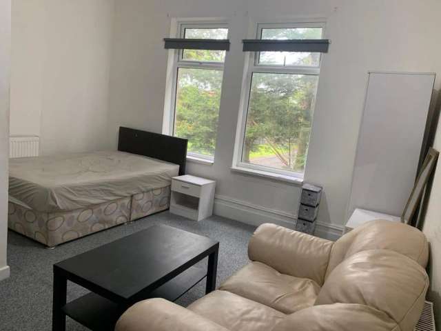 Furnished 1 Bed Studio Apartment in Crumpsall, Manchester