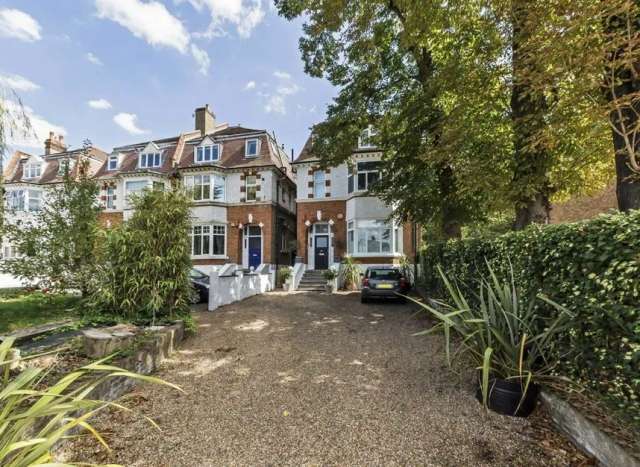 Flat For Sale in Epping Forest, England