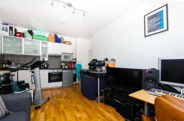 Victorian Conversion 1 Bedroom Furnished Flat Clapham