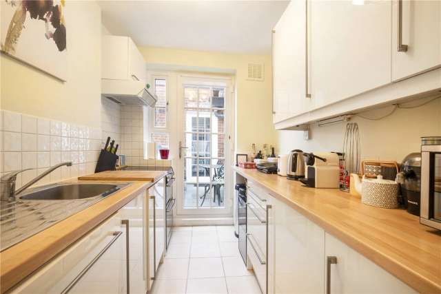 One Bedroom Flat in Impressive Mansion Block, East Putney