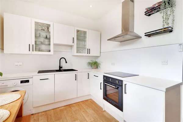 Charming 1 Bedroom Flat in Town Centre with Contemporary Kitchen and Bathroom