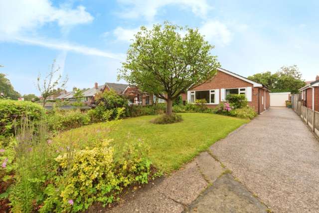 Bungalow For Sale in Sandbach, England