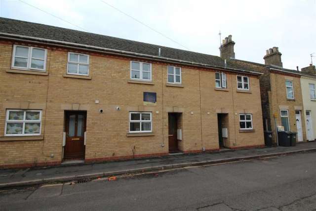 Spacious 3 Bed Mid-Terrace House Near Peterborough City Centre