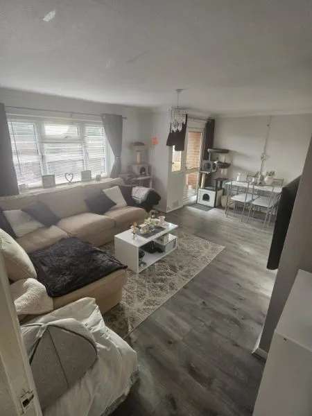 Flat For Rent in Broxbourne, England