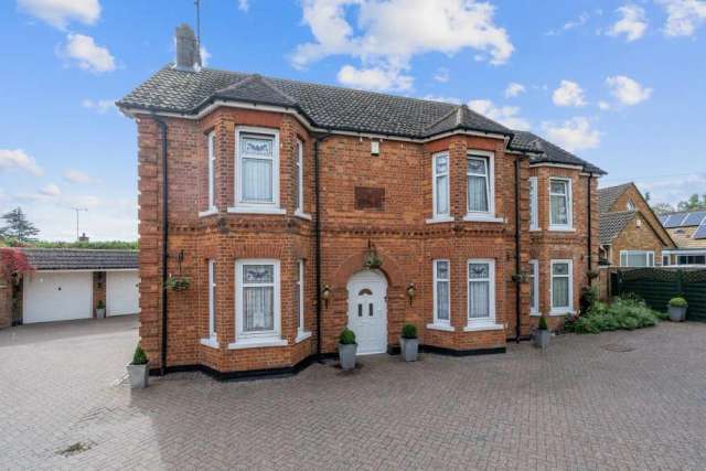 Detached House for sale with 7 bedrooms, Park Gardens, Bletchley