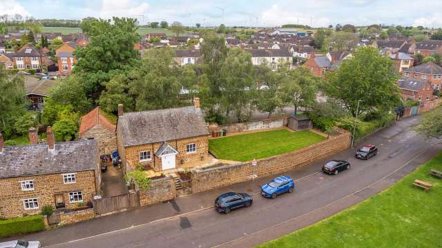 Detached House for sale with 2 bedrooms, High Street Finedon, Northamptonshire