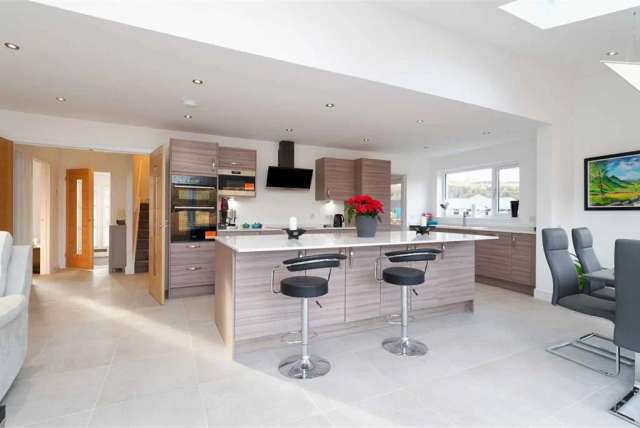 4 Bed House - Detached with 2 Reception Rooms