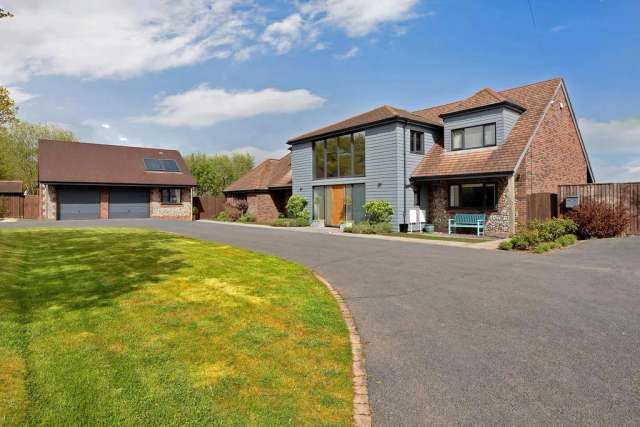 6 bedroom detached house for sale