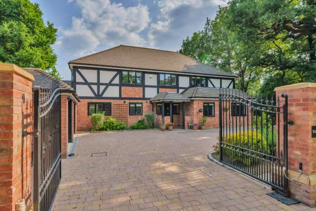 6 Bedroom Family Home On Kingswood Golf Course