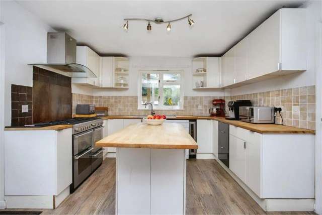 4 Bed House - Detached with 3 Reception Rooms