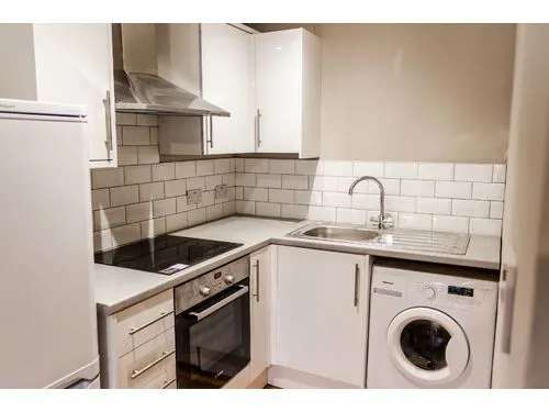 Flat to rent in Kennoway Drive, Thornwood G11