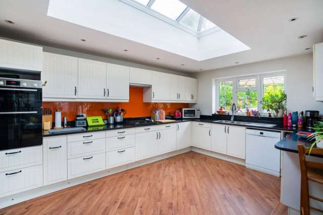 7 Bedroom Family Home in South Nutfield