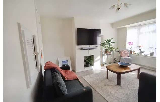 Rent 2 bedroom flat in London