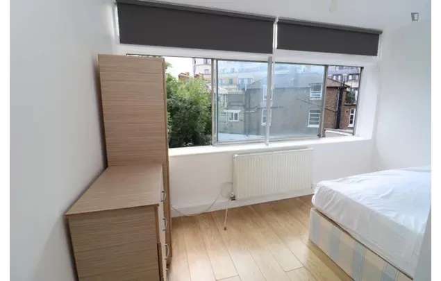 Rent 3 bedroom flat in London