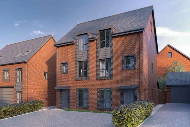 The Walnut - 4 Bedroom End Terrace House in Solihull