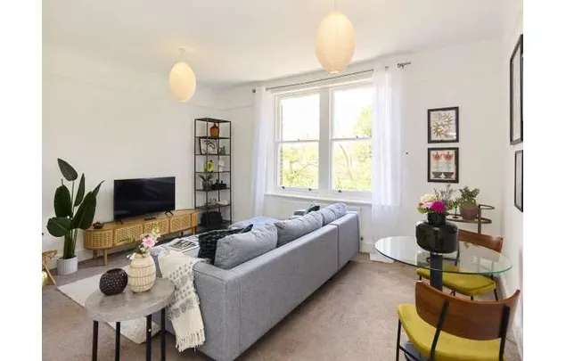 Rent 1 bedroom flat of 43 m² in London