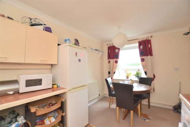 2 Bedroom Top Floor Apartment Near Gloucester City Centre