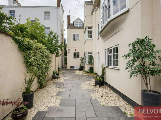 Apartment For Sale in Warwick, England