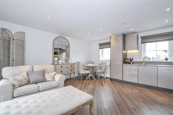 Modern First Floor Maisonette in Ryewood Development with Allocated Parking