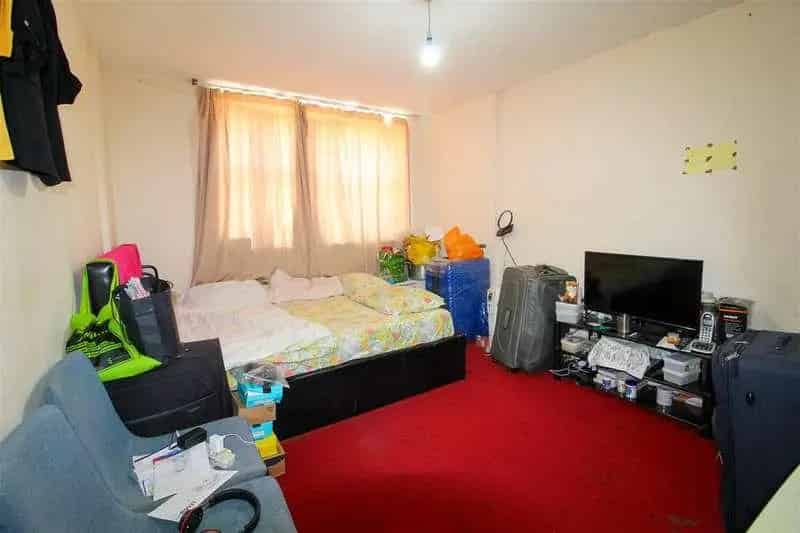 2 bed flat for sale