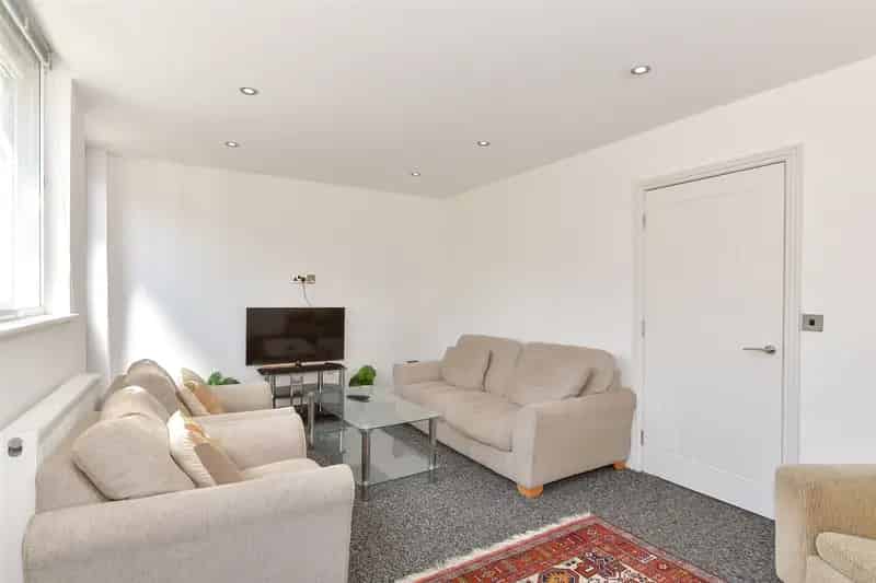 4 bedroom end of terrace house for sale