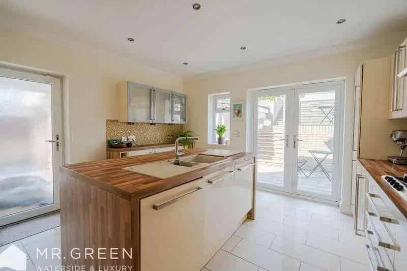 4 bed house for sale