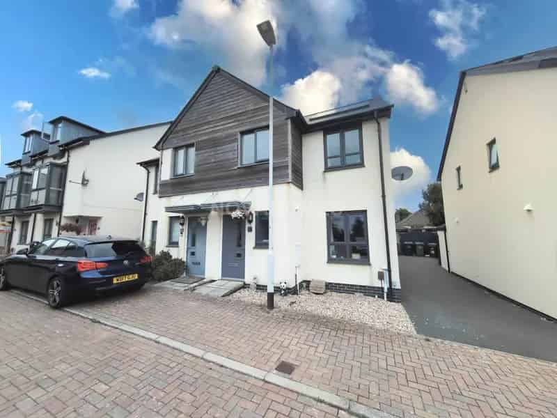 3 Bedroom Semi-Detached House to Rent