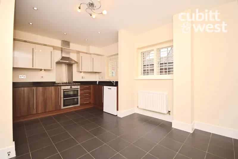 4 bedroom terraced house to rent