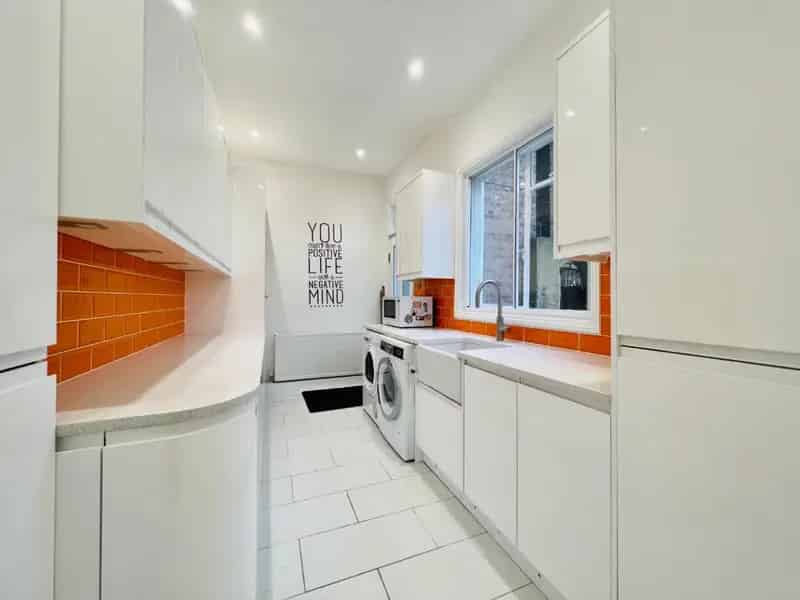 6 bedroom House
 For Sale 
Total Size: 3370 SQ FT