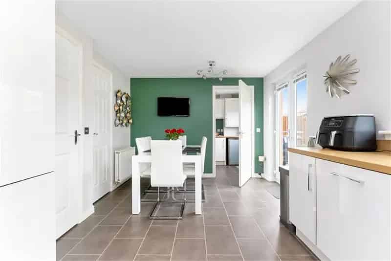 4 Bed House - Detached with 2 Reception Rooms