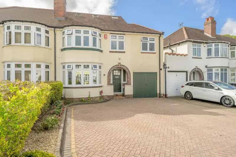 5 bedroom House
 For Sale 
Total Size: 1706 SQ FT